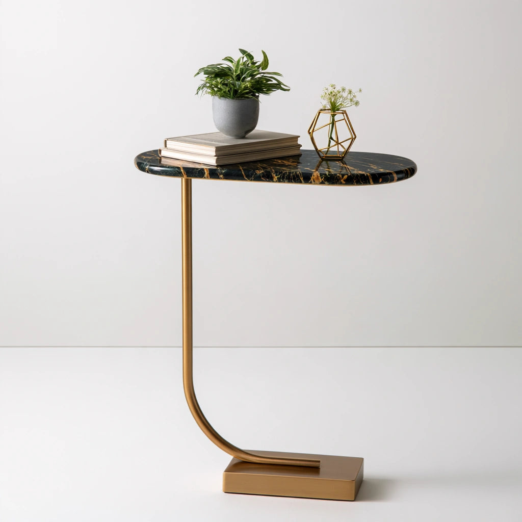 Table d'appoint blanc de style moderne, en forme de C, avec lignes épurées, de la marque domvirexo, sur fond blanc.